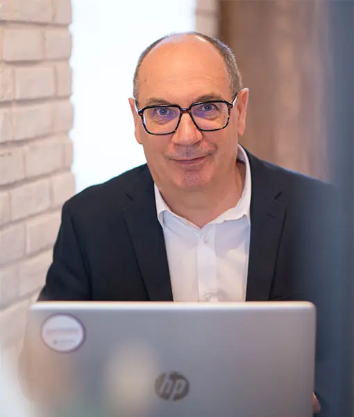 portrait_jean-francois-lossois_au_travail Jean-François Lossois, consultant et formateur RH, devant son ordinateur