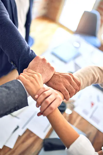 Mains jointes symbolisant la collaboration en entreprise
